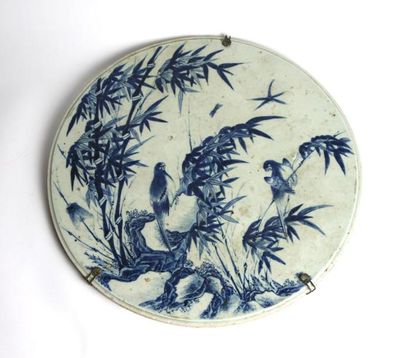 CHINE Plaque ronde en porcelaine émaillé bleu blanc à décor d'oiseaux branchés. Fin...