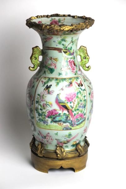 CHINE Vase balustre en porcelaine émaillée polychrome décoré de paysages animés,...