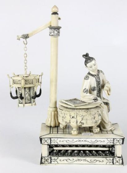 CHINE Groupe en ivoirine représentant une dame jouant aux échecs Fin XIXéme siècle...
