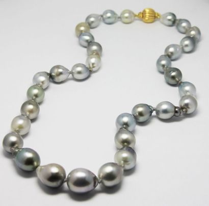 COLLIER de perles de couleur de forme baroque....