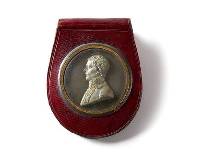 null «Bonaparte 1er Consul». Portrait en plâtre patiné argent, de profil, sous verre,...