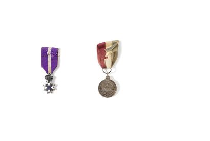 null France Trois médailles: - Croix du Lys sous couronne. Argent et émail (éclats)....