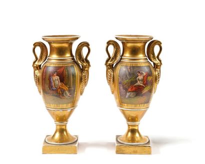 PARIS Paire de vases de forme balustre à fond doré et décor polychrome représentant...
