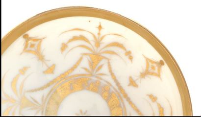 null Tasse et sous tasse à café en porcelaine «Vieux Paris». Blanche à décor à l'or...