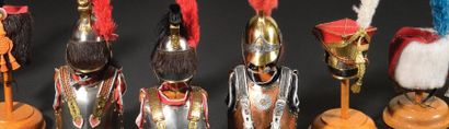 null Bel ensemble de coiffures, casques et cuirasses du Ier Empire, en miniatures:...