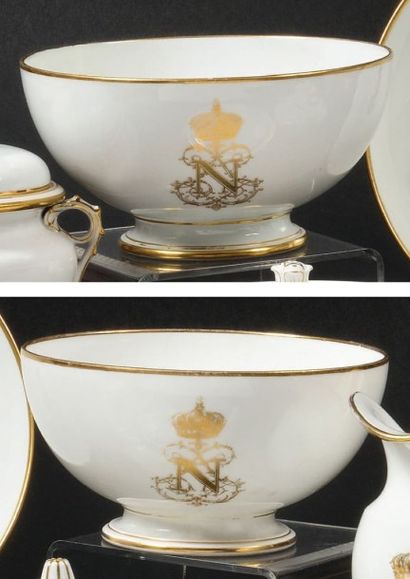 null Deux bols et une sous tasse au chiffre de l'empereur Napoléon III. En porcelaine...