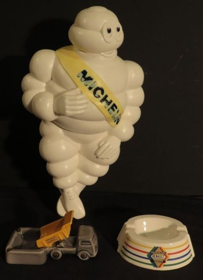 null Lot comprenant un bonhomme Michelin et 2 cendriers