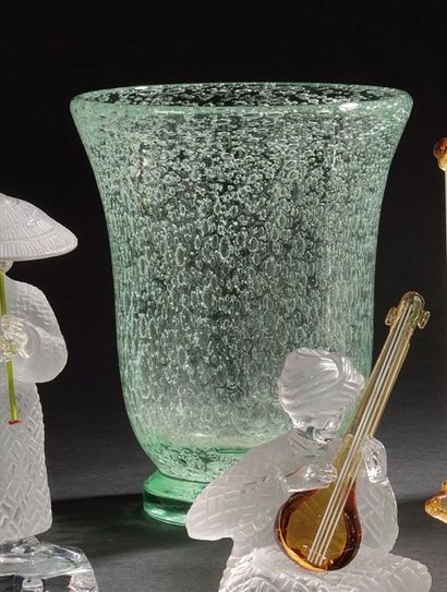 DAUM NANCY FRANCE Vase cornet sur talon. Épreuve en verre, vert d'eau, finement bullé....