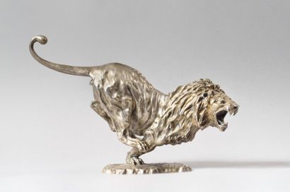 José-Maria DAVID (Né en 1944) Lion chassant Sculpture-volume en bronze à patine argentée...