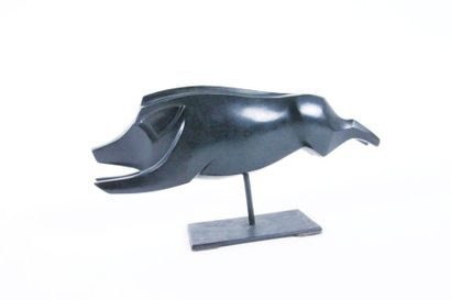 Gérard BOUDON (né en 1946) Le Sanglier. Sculpture-volume en bronze à patine noire....