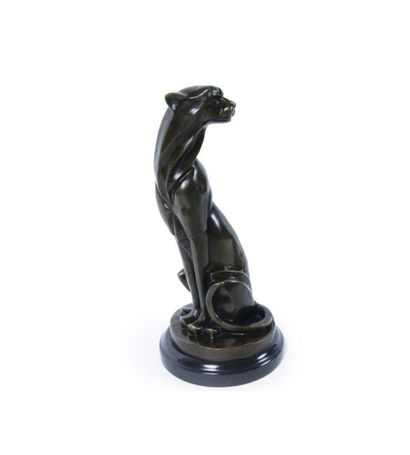 MILO (XXe) Panthère assise. Sculpture-volume en bronze, sur socle en marbre noir....