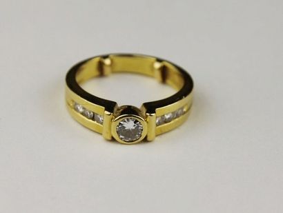 null BAGUE en or jaune ornée d'un diamant de taille brillant la monture rehaussée...