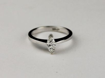 null SOLITAIRE en or gris, ornée d'un diamant de taille marquise de 0,40 carat. Poids...