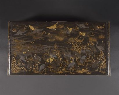 JAPON Plateau en laque à décor or de hérons dans un paysage au naturel. XIXème siècle...