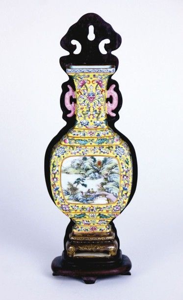 CHINE République Vase-applique en porcelaine polychrome décor d'un paysage et des...