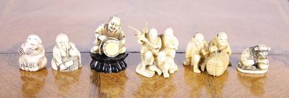 CHINE ET JAPON Six netsukés en ivoire sculpté représentant des groupes de personnages,...