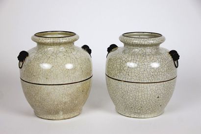 CHINE Paire de vases en faience de Nankin Fin XIXème siècle Haut: 20,5 cm