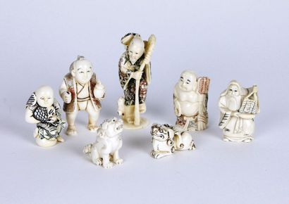 CHINE ET JAPON Sept netsukés en ivoire sculpté et incisé représentant des personnages...