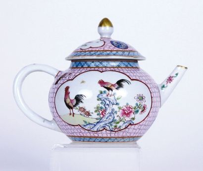 CHINE Theiere en porcelaine de famille rose à décor de coq et fleurs. XIXème siècle...