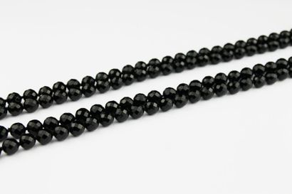 null LARGE SAUTOIR composé de perles d'onyx noires facettées. Poids brut: 195 g