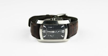 BAUME & MERCIER HAMPTON Chronographe bracelet en acier. Boîtier rectangle. Cadran...