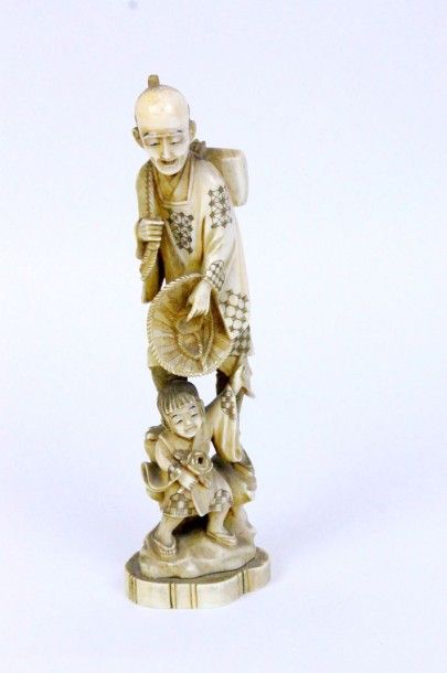 JAPON Okimono en ivoire sculpté figurant un grand-père et son enfant. Haut: 22,5...
