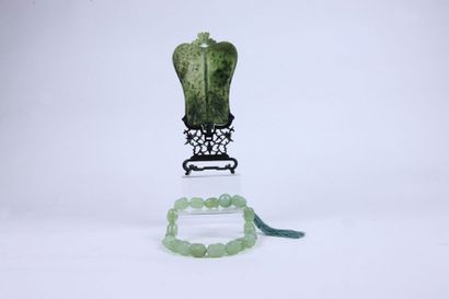 CHINE - XXe siècle Eventail et collier en serpentine céladon vert. Expert: Cabinet...