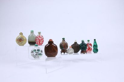 CHINE - XXe siècle Ensemble comprenant 10 flacons tabatières en malachite, porcelaine,...