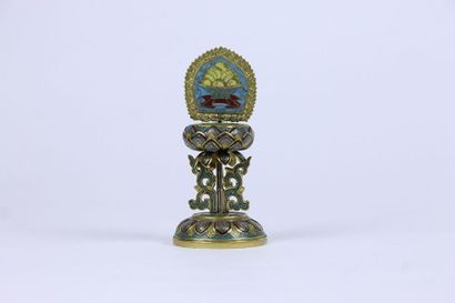 CHINE - XIXe siècle Ornement en bronze doré et émaux cloisonnés représentant un des...