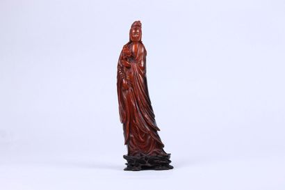 CHINE - XXe siècle Statuette de guanyin debout en corne de buffle. Expert: Cabinet...