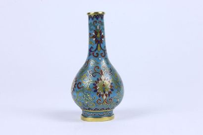 CHINE - Epoque QIANLONG (1736 - 1795) Vase bouteille en bronze et émaux cloisonnés...