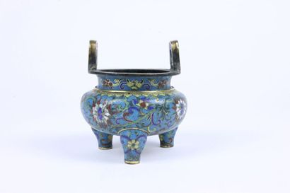 CHINE - XIXe siècle Brule parfum tripode en bronze et émaux cloisonnés à décor de...