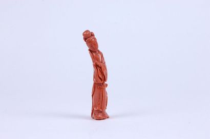 CHINE - XXe siècle Statuette en corail rouge de jeune femme debout. H 13,5 cm. (Accident...