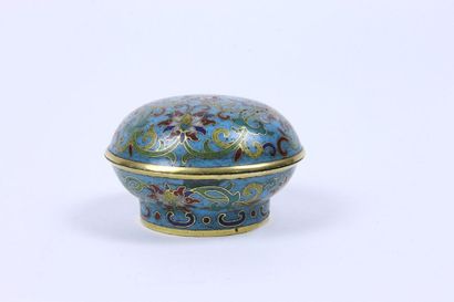 CHINE - Epoque QIANLONG (1736 - 1795) Boite de forme lenticulaire en bronze et émaux...
