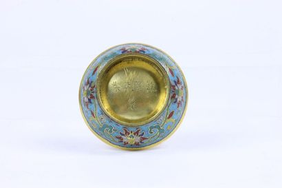 CHINE - Epoque QIANLONG (1736 - 1795) Boite de forme lenticulaire en bronze et émaux...