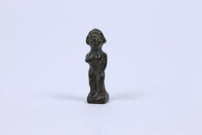 null STATUETTE. Bronze patine brune, jeune femme debout nue. Epoque Gallo Romaine....