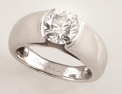 MELLERIO dits MELLER Solitaire en or gris retenant en son centre un diamant de taille...