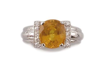 null BAGUE jonc la monture godronée en or gris, ornée d'un saphir jaune de taille...