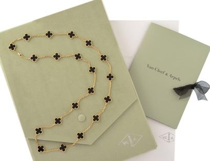 VAN CLEEF AND ARPELS RAVISSANT SAUTOIR Collection « Alhambra » en or jaune perlé,...