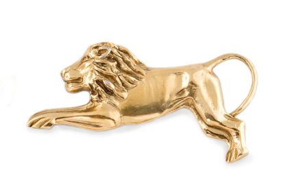 Yves Saint LAURENT Broche en métal doré stylisant un lion en mouvement, portant la...