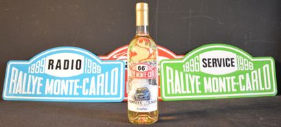 null Lot Rallye Monte Carlo comprenant une bouteille de vin et des plaques de ra...