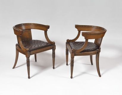 TRAVAIL NÉOCLASIQUE DES ANNÉES 1920/30 Rare paire de fauteuils en chêne mouluré,...