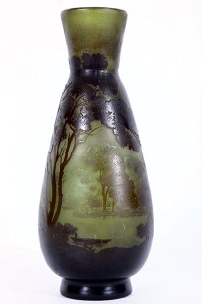 Établissements GALLÉ (1904-1936) Haut vase tronconique méplat sur talon à col cornet....