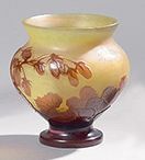 Établissements GALLÉ (1904-1936) Vase balustre sur piédouche. Épreuve en verre multicouche...