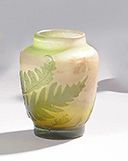 Établissements GALLÉ (1904-1936) Vase balustre sur talon. Épreuve en verre multicouche...