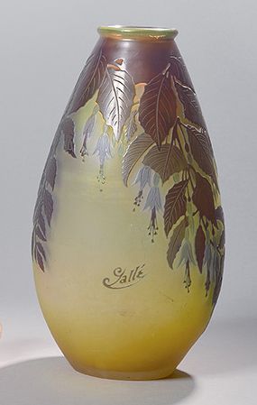 Établissements GALLÉ (1904-1936) Vase ovoïde à col ourlé. Épreuve en verre multicouche...