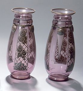 D'ARGYL Paire de vases ovoïdes montés en métal argenté. Épreuves en verre au décor...
