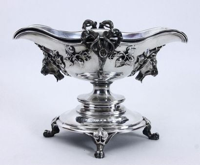 null BELLE SAUCIERE en argent ciselé de mufles de lions et de guirlandes feuillagées,...