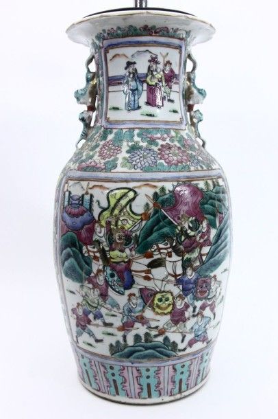 CHINE Vase balustre en porcelaine polychrome de Canton Fin XIXème siècle Haut: 45...