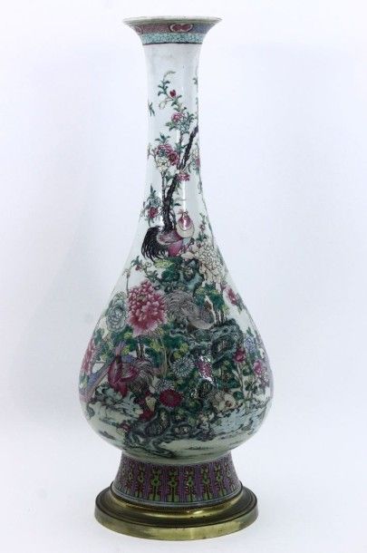 CHINE Vase balustre en porcelaine polychrome à long col à décor de branchages fleuris....